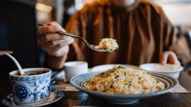 Pide un arroz chino sin camarones y lo que le apuntan da la vuelta al mundo: van dos millones de reproducciones