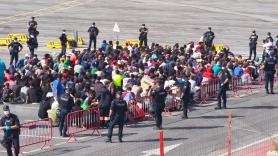 Vídeo en directo: comienza el desalojo de los migrantes de la playa de El Trampolín