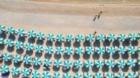 Alquila sombrilla y hamacas en primera fila de la playa, la coloca aún más cerca del agua y solo los carabineros logran que la devuelva