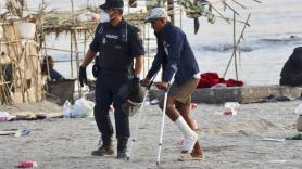 La policía comienza a desalojar a los migrantes de la playa de El Trampolín en Ceuta y los reubica en espacios habilitados