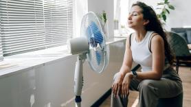 "Ventilación por presión negativa": la técnica de los bomberos que refresca tu casa más que pegar el ventilador a la ventana