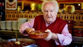 Amadeo, el tabernero de 97 años que sigue al pie del cañón en Madrid: "Estoy enamorado de ser tabernero"