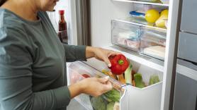El truco para conservar mejor el cajón de las verduras en la nevera: meter al fondo una hoja de papel