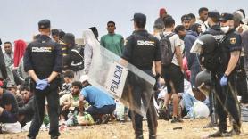 Vuelven a desalojar a más de mil migrantes de la playa de El Trampolín, en Ceuta