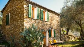 Un estudiante de 20 años compra por 8.200 euros una casa de 400 años en Italia y la convierte en un refugio autosuficiente con vistas al mar