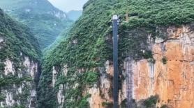 Un grupo de niños de China caminaban tres horas al día para ir a la escuela, pero ahora tienen un nuevo aliado: un ascensor que sube 288 metros en 50 segundos