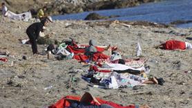 Ceuta intenta recuperar la normalidad con miles de migrantes todavía en sus calles: "Si vienen a por nosotros, puedo escapar hacia el mar"