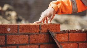 Un programador que jamás había construido una casa lleva 25 temporadas de obra levantando un castillo de 697 metros cuadrados sobre una montaña de granito