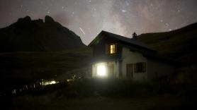 Amor y Aquiles dejan la ciudad por una casa de monte cerrada durante 10 años: la primera noche durmieron en la terraza oyendo a los animales