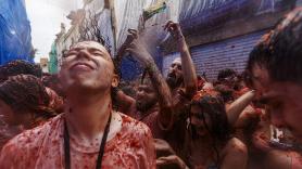 La pregunta que la Tomatina no responde: cuántos litros de agua cuesta limpiar Buñol tras lanzar 150.000 kilos de tomate