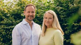 Haakon y Mette-Marit de Noruega celebran sus bodas de plata con una sorpresa, un detalle polémico y preocupación por el rey Harald