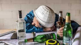 Da positivo en alcohol en la obra, lo despiden y la justicia condena a la empresa: debe pagarle 102.911 euros