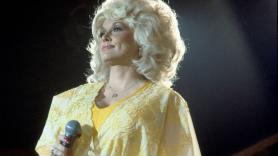 Dolly Parton, la mujer que quiso ser 'trash' y acabó convertida en reina del country e icono universal