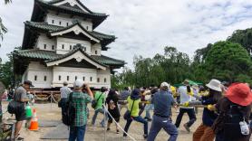 1.800 personas tiran a mano de un castillo de 360 toneladas para devolverlo a su sitio: "No hay ninguna otra oportunidad de tirar de un castillo"