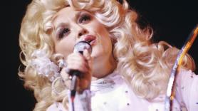 Dolly Parton dejó más de 350 pelucas, 2.000 pares de zapatos y un archivo de 4.600 metros cuadrados de trajes