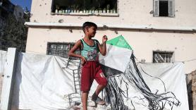 Entre irónicos e incrédulos, los gazatíes ven cómo Israel compara sus cometas con drones
