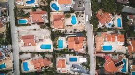 Un pueblo de Cantabria vigila con drones el agua de las piscinas y ya ha abierto expedientes que llegan a 3.000 euros