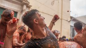 El origen de la Tomatina se remonta al año 1945 y empezó de la forma más increíble: "Acabó todo el pueblo a tomatazo limpio"