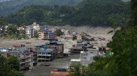 Nepal eleva a 162 los muertos y busca a más de 800 desaparecidos por la riada del Himalaya