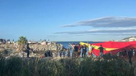 Aumenta la tensión: la Policía carga contra manifestantes en Ceuta tras quemar asentamientos de migrantes en la playa
