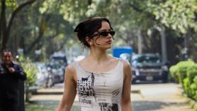 Rosalía emula a Carrie Bradshaw con este vestido de estampado de periódico