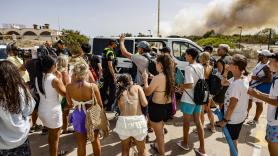 Evacúan el pueblo y los campings de El Saler (Valencia) ante el avance del incendio forestal declarado en Gola de Pujol
