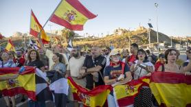 Estupefacción por cómo ha desembarcado en Ceuta la "Armada de la Solidaridad": con botellín de cerveza en la mano incluido