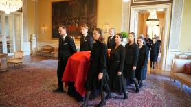 Marius Borg Høiby, condenado y en arresto domiciliario, uno más de la familia en la ceremonia de traslado del féretro del rey Harald de Noruega