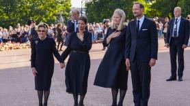 Los homenajes de la familia real a Harald de Noruega: del primer discurso de Haakon VIII como rey a los gestos que dicen mucho sobre cómo es la relación entre ellos