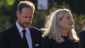 Haakon de Noruega deja a Mette-Marit en el hospital horas después de su jura como rey, a la que ella no acudió por sus problemas de salud