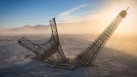 Una Torre Eiffel de 50 metros y 30 toneladas, partida en dos y tumbada en la arena en 'Burning Man': "Parece el apocalipsis"
