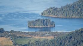 Los científicos no dan crédito: una isla de 150 metros con cien árboles aparece en un lago, desaparece y vuelve a aparecer a 30 kilómetros de distancia