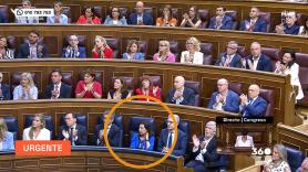 Pedro Sánchez termina su intervención y la ministra Margarita Robles es la única que no le aplaude