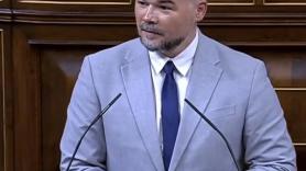 Lo primero que dice Rufián al subirse a la tribuna del Congreso es un dardo a PP y Vox: "Qué bonito es ver caras tan descansadas y tan bronceadas"