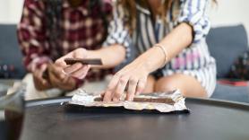 Investigadores del CSIC descubrieron alcaloides neuroactivos en el chocolate en el año 2000: 26 años después, el antojo sigue sin explicación