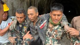 La esperanza emerge del barro: Nepal rescata a dos supervivientes diez días después de la devastadora riada