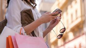Ella, 24 años, gastaba 800 euros al mes en ropa que a veces ni estrenaba: "El subidón de dopamina me mantenía comprando"