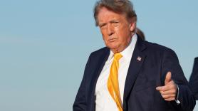 Uniformes espaciales con ecos nazis, mapas con su cara y dardos a Canadá: el delirio dominical de Trump en redes