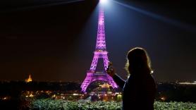 Cerrado por dignidad: huelga en la Torre Eiffel tras esconder a trabajadoras para no incomodar a unos visitantes religiosos