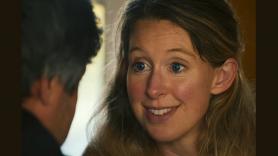 La inquietante mirada que se ha convertido en meme tiene una increíble historia detrás: ¿Quién es Elizabeth Holmes?
