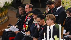 La familia real noruega en el funeral de Harald: las lágrimas de Mette-Marit y el chamán, el gesto de hermanos y la reina Sonia poniendo en su sitio a Marius