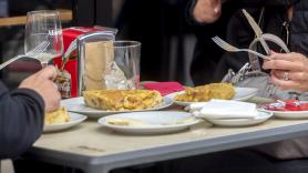 Nos gusta más con cebolla, aunque hay división sobre cómo debe estar hecha: lo que revela el CIS sobre la tortilla de patatas