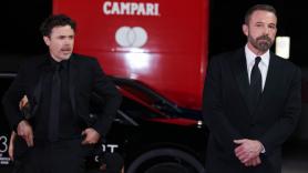 Casey y Ben Affleck emocionan en Venecia al recordar la muerte de sus padres
