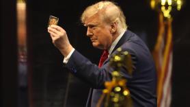 Trump hace jurar a sus seguidores que votarán en noviembre y les pide que imaginen que él está en la papeleta