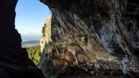 Un restaurante cobra 650 euros por cena y te guarda el móvil en una taquilla: solo entran 18 personas en una cueva en pleno bosque