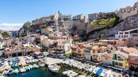 Una ciudad francesa con 6.000 visitantes al día en un puerto de 50 casas estalla contra el turismo masivo: "He construido una valla para tener algo de paz y tranquilidad, es terrible"