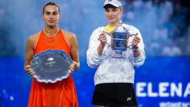 Rybakina, nueva reina del tenis tras ganar el US Open, pero las cámaras apuntan a lo que hace Sabalenka tras perder la final