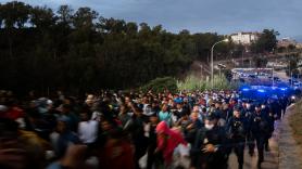 La Policía Nacional traslada en Ceuta a 864 migrantes de Loma Colmenar al nuevo dispositivo de acogida de Los Rosales