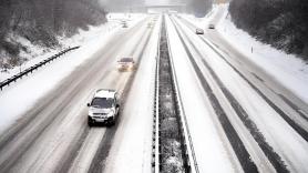 Entra en vigor el 1 de octubre según el BOE, confirmado por DGT: prohibido adelantar en autopistas y autovías cuando la nieve dificulte la circulación