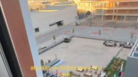 Alquila una habitación de hotel para estar tranquila, mira por la ventana y lo que ve en el patio lleva más de 700.000 visitas
